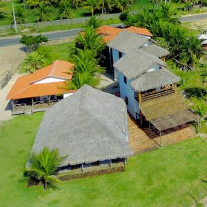 una vista aérea de un grupo de casas con techo de paja en Amazônia Kite Club en Luis Correia