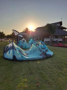 un gruppo di tende sull'erba in un campo di Amazônia Kite Club a Luis Correia