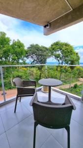 サン・ベルナルディーノにあるLasuiza Suitesのテーブルと椅子、海の景色を望むバルコニー