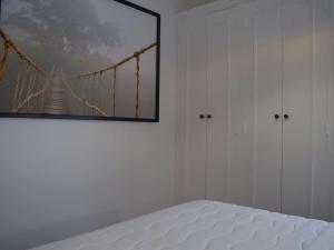- une chambre avec un lit et une peinture sur un pont dans l'établissement Maison Banyuls-sur-Mer, 4 pièces, 6 personnes - FR-1-225C-54, à Banyuls-sur-Mer