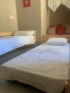 Postel nebo postele na pokoji v ubytování Le Sarana : 75m2, calme, belle vue avec terrasse.