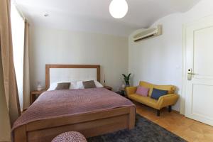 Katil atau katil-katil dalam bilik di River View Residence by Charles Bridge