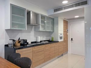 Η κουζίνα ή μικρή κουζίνα στο Bliss Patong - 2Br Sea View Condo - Roof Top Pool