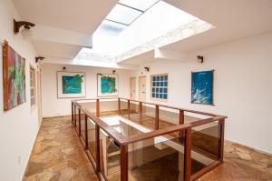 tragaluz en una habitación con mesa y pinturas en Pousada Mar de Geribá, en Búzios
