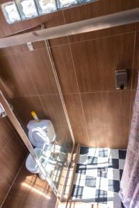 ein Badezimmer mit WC und kariertem Boden in der Unterkunft Latona Guest House in Johannesburg