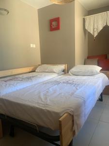 Postel nebo postele na pokoji v ubytování Le Sarana : 75m2, calme, belle vue avec terrasse.