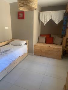 - une chambre avec 2 lits jumeaux et un canapé dans l'établissement Le Sarana : 75m2, calme, belle vue avec terrasse., à Les Deux Alpes