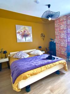 1 dormitorio con 1 cama con edredón morado en Suite en Terrasse à Cognac, en Cognac