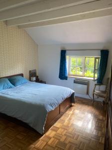 Un dormitorio con una cama grande y una ventana en Maison de 3 chambres avec jardin amenage et wifi a Maheru, en Mahéru