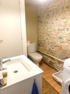 y baño con lavabo blanco y aseo. en Maison de 3 chambres avec jardin amenage et wifi a Maheru, en Mahéru