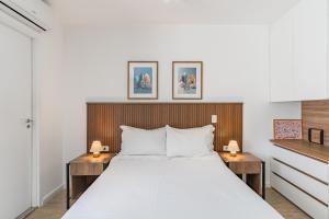 a bedroom with a large bed and two night stands at CPM- Praça MADÁ By Anora Spaces in Sao Paulo