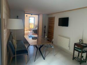 TV a/nebo společenská místnost v ubytování Le Sarana : 75m2, calme, belle vue avec terrasse.
