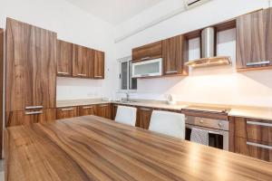 Kuchyň nebo kuchyňský kout v ubytování Stylish & Super Central 2BR apartment by 360 Estates