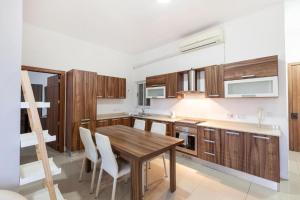 Kuchyň nebo kuchyňský kout v ubytování Stylish & Super Central 2BR apartment by 360 Estates