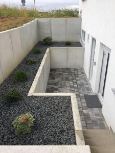 a courtyard with rocks and plants in front of a building at 2 Zimmer Traum NEU in BFH nähe Audi Lidl für 1-2 Personen in Bad Friedrichshall