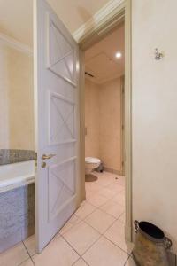 Phòng tắm tại Luxury & Breathtaking Sandton & JoburgAmazing View
