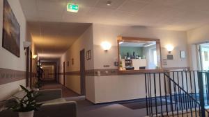 un couloir d'un hôpital avec un miroir et un escalier dans l'établissement Hotel Rebschule, à Freyburg
