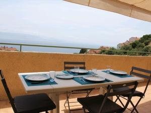 uma mesa numa varanda com vista para o oceano em Appartement Ajaccio, 3 pièces, 6 personnes - FR-1-61-564 em Ajaccio