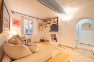 a living room with a couch and a fireplace at Appartement vieux village - La Ponche in Saint-Tropez