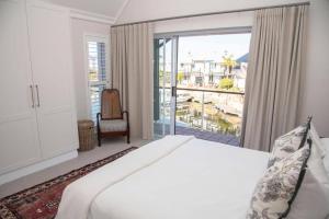 Ένα ή περισσότερα κρεβάτια σε δωμάτιο στο Waterfront- C25 Knysna Quays with pool +36 φωτογραφίες