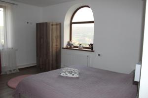 a bedroom with a bed with a window at Bears and Berries in Berd