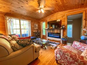- un salon avec un canapé et une cheminée dans l'établissement Copper Kettle Cabin A peaceful cabin, pet friendly near Hendersonville, à Hendersonville