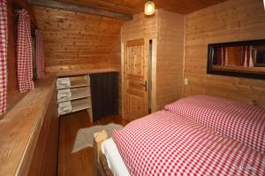 Posteľ alebo postele v izbe v ubytovaní Falkert-Hütte „Beim Almöhi"
