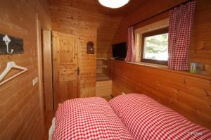 Posteľ alebo postele v izbe v ubytovaní Falkert-Hütte „Beim Almöhi"