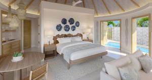 een slaapkamer met een bed, een tafel en een bank bij Sandals Royal Curacao All Inclusive Couples Only in Nieuwpoort