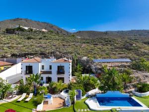 een luchtzicht op een villa met een zwembad bij Villa con piscina privada, vistas y jardín in Guía de Isora