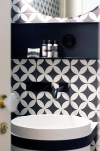 baño con lavabo y pared en blanco y negro en HM - Infante Riverside Apartment C en Oporto
