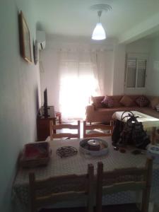 - un salon avec une table et un canapé dans l'établissement Douiretna01, à Zéralda