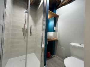 eine Dusche mit Glastür im Bad in der Unterkunft Le Bourguignon in Toucy