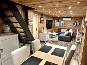 un salon avec une table et un canapé dans l'établissement Chalet et Jaccuzy sur la plage, à Biscarrosse