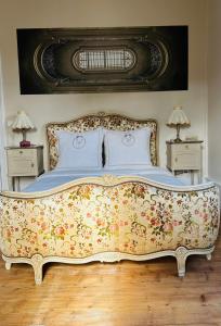a large bed in a bedroom with two night stands at Au Cœur de la Verrière du Château Burrus in Sainte-Croix-aux-Mines +14 photos