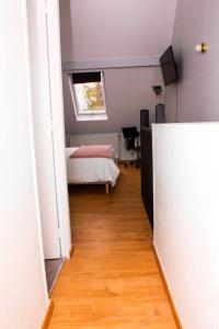 1 dormitorio con 1 cama y suelo de madera en Maison d'une chambre avec jardin et wifi a Roissy en Brie, en Roissy-en-Brie