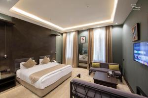 um quarto com uma cama e uma televisão de ecrã plano em Pure Boutique Hotel em Baku