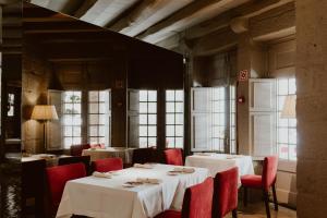Um restaurante ou outro lugar para comer em Hotel da Oliveira