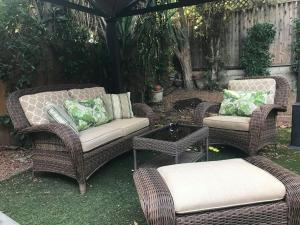 dos sillas de mimbre y una mesa en un patio en Echo Park Home with Yard Your Private Oasis in the Heart of LA! en Los Ángeles
