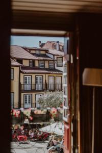 een raam met uitzicht op een gebouw bij Hotel da Oliveira in Guimarães