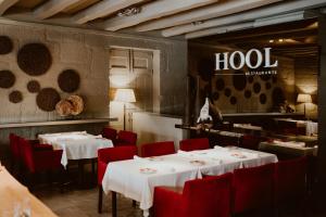 Um restaurante ou outro lugar para comer em Hotel da Oliveira