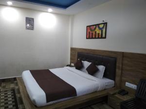 a bedroom with a large bed in a room at Hotel Harmony Blue Mcleodganj, Dharamshala in Dharamshala