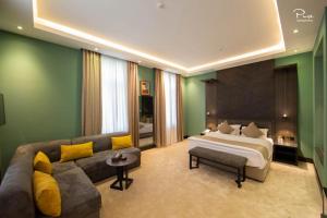 una grande camera da letto con un letto e un divano di Pure Boutique Hotel a Baku