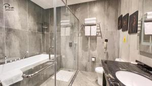 e bagno con vasca, servizi igienici e lavandino. di Pure Boutique Hotel a Baku