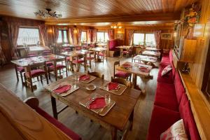 una vista sul soffitto di un ristorante con tavoli e sedie di Hotel Belvedere a Cogne