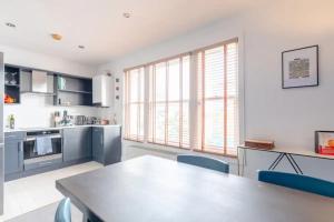 Virtuvė arba virtuvėlė apgyvendinimo įstaigoje Spacious 2 Bedroom Retreat In East Dulwich