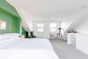 Posteľ alebo postele v izbe v ubytovaní Spacious 2 Bedroom Retreat In East Dulwich