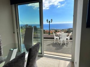 フンシャルにあるカーサ デ フェリヤス ドス マルメレイロスの海の景色を望むバルコニー(椅子、テーブル付)