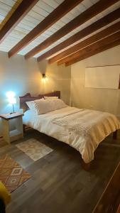 1 dormitorio con 1 cama grande y suelo de madera en CABAÑAS LODGE LOS COIHUES 2 VALLE LAS TRANCAS/TERMAS DE CHILLAN /NEVADOS DE CHILLAN en Pinto