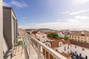 een balkon met uitzicht op de stad bij Líbere Lisbon Príncipe Real in Lissabon